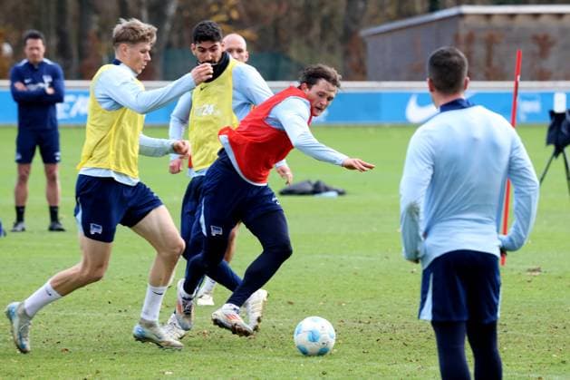 DEU, DFL, 2. FBL Hertha BSC, Training, 25.11.2024, Sportforum, Berlin, DEU, DFL, 2. FBL Hertha BSC, Training, im Bild Fabian Reese (Hertha BSC Berlin 11), Luca Schuler (Hertha BSC Berlin 18), Andreas Bouchalakis (Hertha BSC Berlin 5) DFL - regulations prohibit any use of Photographs as image sequences and or quasi-video Foto: Juergen Engler nordphoto GmbH
