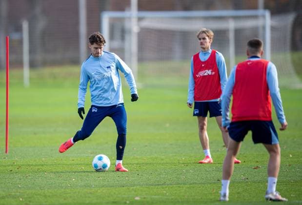 Fussball, Herren, Saison 2024 25, 2. Bundesliga, Hertha BSC, Training, v.l. Linus Gechter (Hertha BSC), Lukas Michelbrink (Hertha BSC), Gustav Christensen (Hertha BSC), 25.11. 2024,