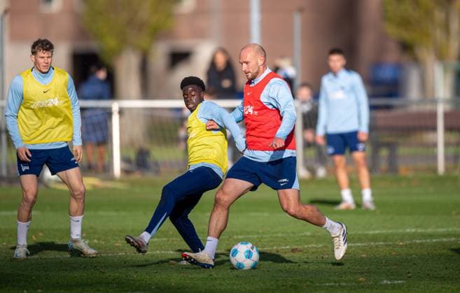 Fussball, Herren, Saison 2024 25, 2. Bundesliga, Hertha BSC, Training, v.l. Luca Schuler (Hertha BSC), Boris Mamuzah Lum (Hertha BSC), Toni Leistner (Hertha BSC), 25.11. 2024,