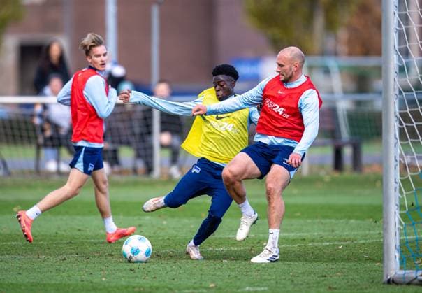 Fussball, Herren, Saison 2024 25, 2. Bundesliga, Hertha BSC, Training, v.l. Lukas Michelbrink (Hertha BSC), Boris Mamuzah Lum (Hertha BSC), Toni Leistner (Hertha BSC), 25.11. 2024,