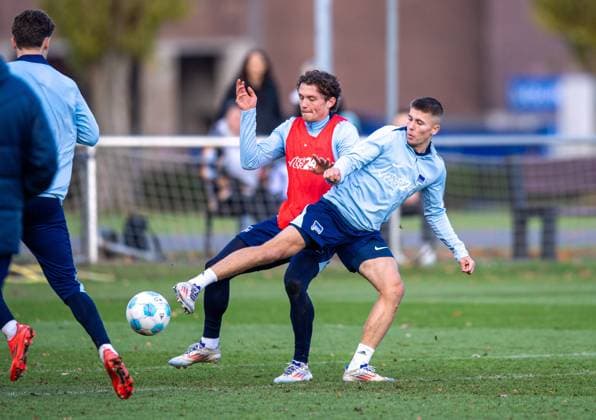 Fussball, Herren, Saison 2024 25, 2. Bundesliga, Hertha BSC, Training, v.l. Linus Gechter (Hertha BSC), Fabian Reese (Hertha BSC), Gustav Christensen (Hertha BSC), 25.11. 2024,