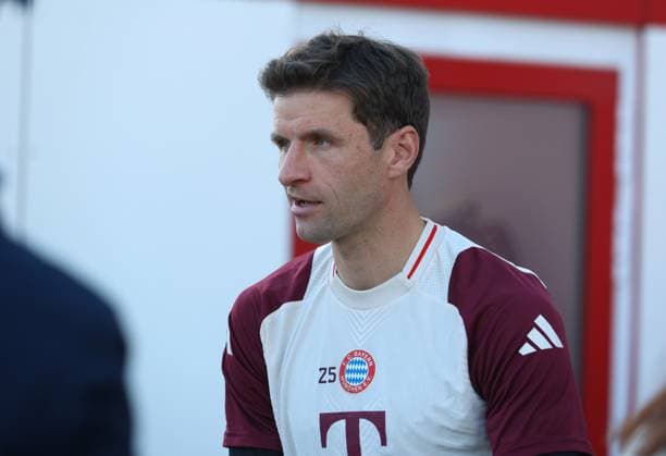 München, Deutschland, 25. November 2024: Fussball, Herren, Saison 2024 2025, FC Bayern München, Säbener Strasse, Trainingsgelände, Abschlusstraining, Champions League Thomas Müller, Mueller (FC Bayern München) auf dem Weg zum Trainingsplatz