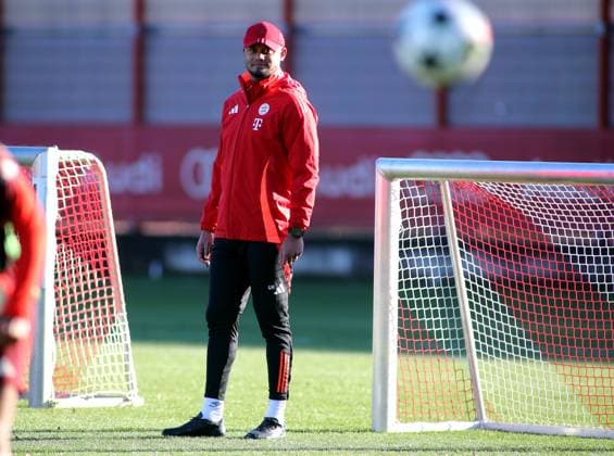 München, Deutschland, 25. November 2024: Fussball, Herren, Saison 2024 2025, FC Bayern München, Säbener Strasse, Trainingsgelände, Abschlusstraining, Champions League Vincent Kompany, Trainer (FC Bayern München) schaut einem Ball hinterher