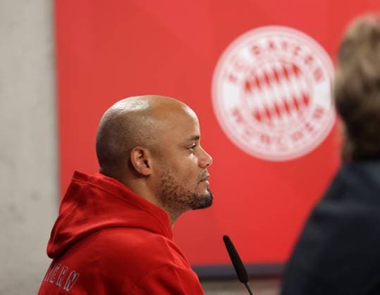 München, Deutschland, 25. November 2024: Fussball, Herren, Saison 2024 2025, FC Bayern München, Säbener Strasse, Trainingsgelände, Internationale Pressekonferenz, Champions League Vincent Kompany, Trainer (FC Bayern München)Kopf, Portrait auf der Pressekonferenz, seitlich im Profil mit dem Logol des Vereins