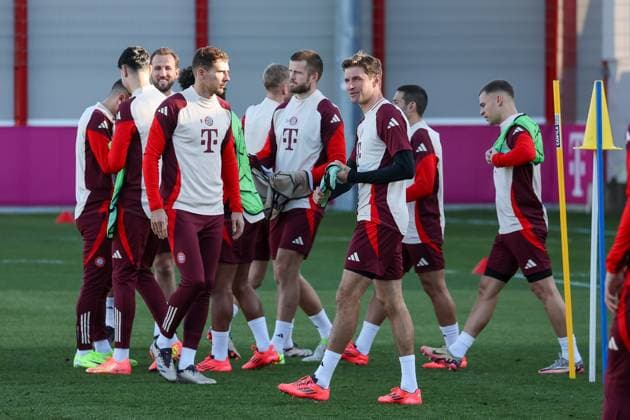 Spieler, Team, Mannschaft beim Training, Leon Goretzka (FC Bayern Muenchen, 08) mit Thomas Mueller (FC Bayern Muenchen, 25) und Eric Dier (FC Bayern Muenchen, 15), mit Harry Kane (FC Bayern Muenchen, 09) und Aleksandar Pavlovic (FC Bayern Muenchen, 45), mit Joshua Kimmich (FC Bayern Muenchen, 06), Ger, Abschlusstraining, FC Bayern Muenchen, Fussball, UEFA Champions League, 5. Spieltag, Saison 2024 2025, 25.11.2024, Ger, Abschlusstraining, FC Bayern Muenchen, Fussball, UEFA Champions League, 5. Spieltag, Saison 2024 2025, 25.11.2024 Muenchen Copyright: xEibner-Pressefoto JennixMaulx EP_JML