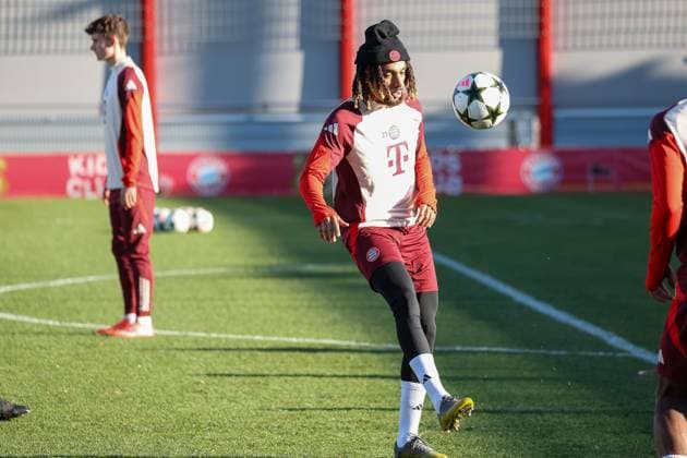 Sacha Boey (FC Bayern Muenchen, 23) mit Ball beim Training, Ger, Abschlusstraining, FC Bayern Muenchen, Fussball, UEFA Champions League, 5. Spieltag, Saison 2024 2025, 25.11.2024, Ger, Abschlusstraining, FC Bayern Muenchen, Fussball, UEFA Champions League, 5. Spieltag, Saison 2024 2025, 25.11.2024 Muenchen Copyright: xEibner-Pressefoto JennixMaulx EP_JML