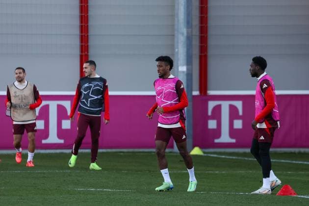 Kingsley Coman (FC Bayern Muenchen, 11) beim Training, mit Alphonso Davies (FC Bayern Muenchen, 19) und Arijon Ibrahimovic (FC Bayern Muenchen, 20) mit Raphael Guerreiro (FC Bayern Muenchen, 22), Ger, Abschlusstraining, FC Bayern Muenchen, Fussball, UEFA Champions League, 5. Spieltag, Saison 2024 2025, 25.11.2024, Ger, Abschlusstraining, FC Bayern Muenchen, Fussball, UEFA Champions League, 5. Spieltag, Saison 2024 2025, 25.11.2024 Muenchen Copyright: xEibner-Pressefoto JennixMaulx EP_JML