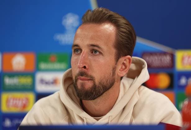 München, Deutschland, 25. November 2024: Fussball, Herren, Saison 2024 2025, FC Bayern München, Säbener Strasse, Trainingsgelände, Internationale Pressekonferenz, Champions League Harry Kane (FC Bayern München) Kopf, Portrait bei der Pressekonferenz