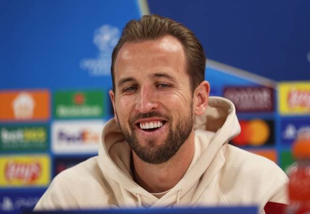 München, Deutschland, 25. November 2024: Fussball, Herren, Saison 2024 2025, FC Bayern München, Säbener Strasse, Trainingsgelände, Internationale Pressekonferenz, Champions League Harry Kane (FC Bayern München) Kopf, Portrait bei der Pressekonferenz,lächeln, lachen, lacht