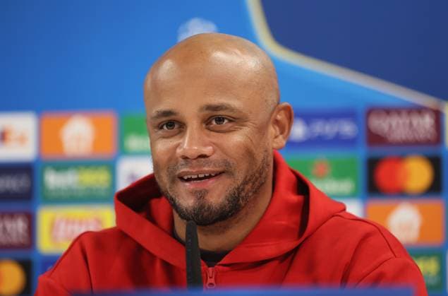 München, Deutschland, 25. November 2024: Fussball, Herren, Saison 2024 2025, FC Bayern München, Säbener Strasse, Trainingsgelände, Internationale Pressekonferenz, Champions League Vincent Kompany, Trainer (FC Bayern München) Kopf, Portrait bei der Pressekonferenz