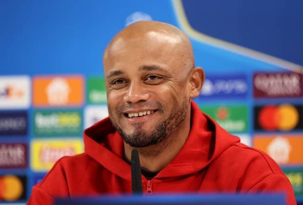 München, Deutschland, 25. November 2024: Fussball, Herren, Saison 2024 2025, FC Bayern München, Säbener Strasse, Trainingsgelände, Internationale Pressekonferenz, Champions League Vincent Kompany, Trainer (FC Bayern München) Kopf, Portrait bei der Pressekonferenz, lächeln, grinsen