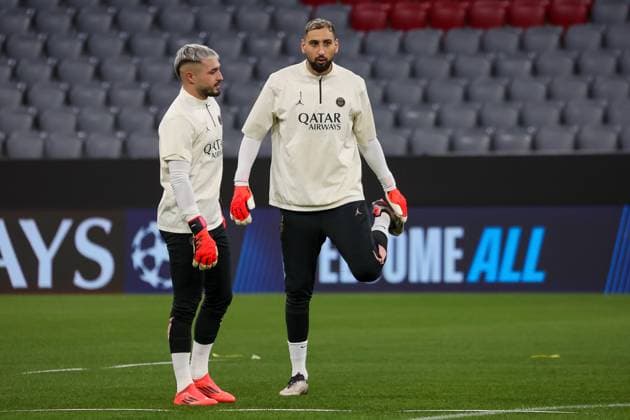 Gianluigi Donnarumma (Paris Saint-Germain, PSG, 01) mit Arnau Tenas (Paris Saint-Germain, PSG, 80), Ger, Abschlusstraining, Paris Saint-Germain, PSG, Fussball, UEFA Champions League, 5. Spieltag, Saison 2024 2025, 25.11.2024, Ger, Abschlusstraining, Paris Saint-Germain, PSG, Fussball, UEFA Champions League, 5. Spieltag, Saison 2024 2025, 25.11.2024 Muenchen Copyright: xEibner-Pressefoto JennixMaulx EP_JML