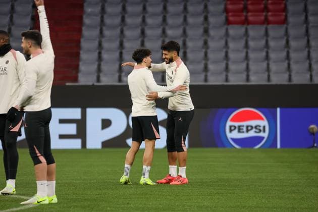 Marco Asensio (Paris Saint-Germain, PSG, 11) mit Vitinha (Paris Saint-Germain, PSG, 17), Jubel, Freude, Umarmung, Spass, gute Laune, Ger, Abschlusstraining, Paris Saint-Germain, PSG, Fussball, UEFA Champions League, 5. Spieltag, Saison 2024 2025, 25.11.2024, Ger, Abschlusstraining, Paris Saint-Germain, PSG, Fussball, UEFA Champions League, 5. Spieltag, Saison 2024 2025, 25.11.2024 Muenchen Copyright: xEibner-Pressefoto JennixMaulx EP_JML