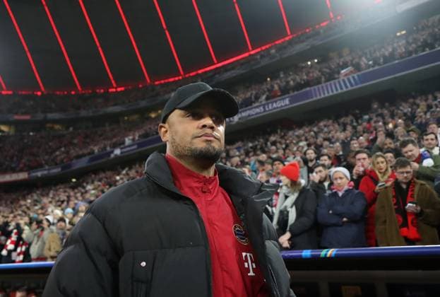 München, Deutschland, 26. November 2024: Fussball, Herren, Champions League, Saison 2024 2025, FC Bayern München - FC Paris Saint-Germain, Allianz Arena, 5.Spieltag Vincent Kompany, Trainer (FC Bayern München) Kopf, Oberkörper vor der Trainerbank gehend