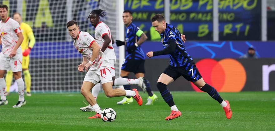 Inter Mailand - RB Leipzig Champions League Leipzig, 26.11.2024, Giuseppe-Meazza-Stadion, Fussball, UEFA Champions League, Spieltag 5 , RB Leipzig vs. FC Inter Mailand , Im Bild v.l.: Christoph Baumgartner (14, RB Leipzig), Piotr Zielinski (7, Inter Mailand). ,