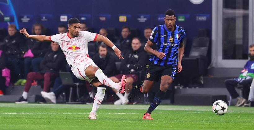 Inter Mailand - RB Leipzig Champions League Leipzig, 26.11.2024, Giuseppe-Meazza-Stadion, Fussball, UEFA Champions League, Spieltag 5 , RB Leipzig vs. FC Inter Mailand , Im Bild v.l.: Benjamin Henrichs (39, RB Leipzig), Denzel Dumfries (2, Inter Mailand). ,