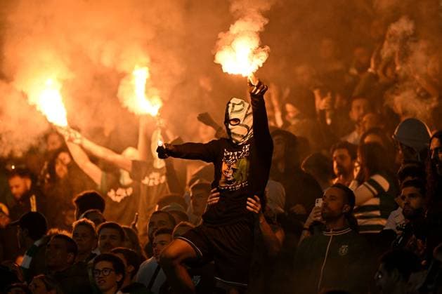 Sporting CP with flares in the stands during the game Sporting Lisbon v Arsenal, UEFA Champions League, Group Stage, Football, Estadio Jose Alvalade, Lisbon, Portugal - 26 Nov 2024 EDITORIAL USE ONLY No use with unauthorised audio, video, data, fixture lists, club league logos or live services. Online in-match use limited to 120 images, no video emulation. No use in betting, games or single club league player publications. Copyright: xZedxJameson Shutterstockx 14940177bv