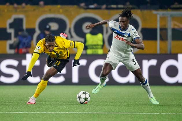 Joel Monteiro (BSC Young Boys, 77) und Odilon Kossounou (Atalanta Bergamo, 03) im Zweikampf , Fussball, Super League, 15.Spieltag, 2024 2025, FC Basel 1893 vs. Servette FC, 24.11.2024, Sankt Jakob Park, Basel, Schweiz Bern Stadion Wankdorf Kanton Bern Schweiz Copyright: xGrantxHubbsx