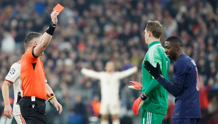Bild v.l.: Schiedsrichter, Referee Istvan Kovacs zeigt Ousmane Dembele (FC Paris Saint-Germain, 10) die gelb-rote Karte, Platzverweis 26.11.2024, Fussball, UEFA Champions League, Bayern Muenchen - Paris St. Germain, GER, Muenchen, Allianz Arena, DFL REGULATIONS PROHIBIT ANY USE OF PHOTOGRAPHS AS IMAGE SEQUENCES AND OR QUASI-VIDEO. Copyright: HMBxMedia xHeikoxBecker