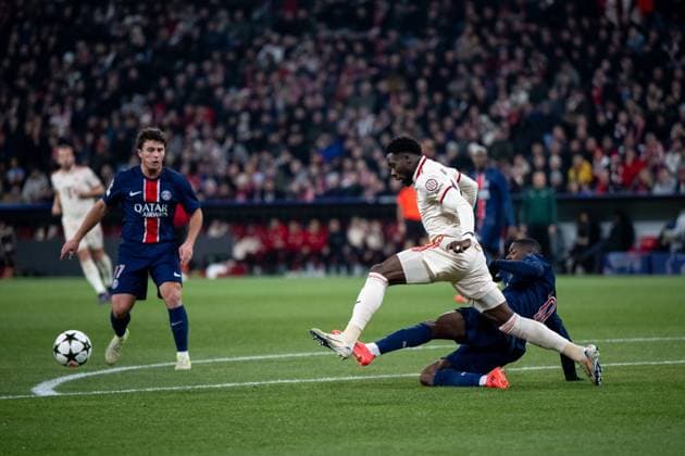 Ousmane Dembele (Paris Saint Germain, 10) mit Foul zur gelb - roten Karte im Zweikampf mit Alphonso Davies (FC Bayern Muenchen, 19) GER, FC Bayern Muenchen (FCB) vs Paris Saint Germain (PSG), Fussball, UEFA Champions League, 5. Spieltag, Spielzeit 2024 2025, 26.11.2024 GER, FC Bayern Muenchen (FCB) vs Paris Saint Germain (PSG), Fussball, UEFA Champions League, 5. Spieltag, Spielzeit 2024 2025, 26.11.2024 Muenchen Copyright: xEibner-Pressefoto Memmlerx EP_MMR