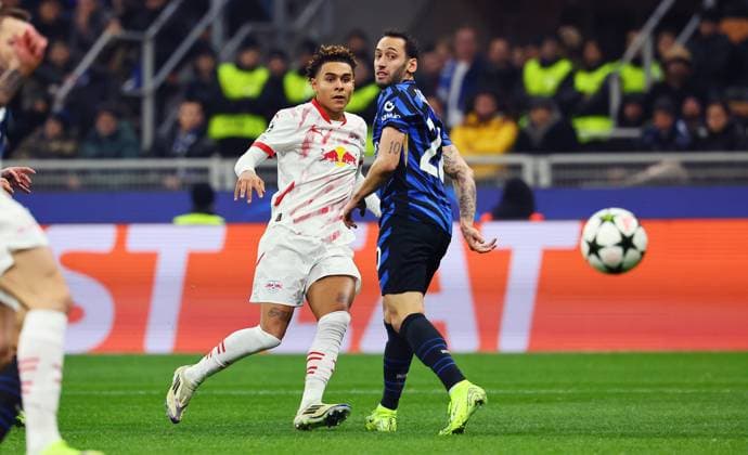 Inter Mailand - RB Leipzig Champions League Leipzig, 26.11.2024, Giuseppe-Meazza-Stadion, Fussball, UEFA Champions League, Spieltag 5 , RB Leipzig vs. FC Inter Mailand , Im Bild v.l.: Antonio Nusa (RB Leipzig), Haklan Calhanoglu (20, Inter Mailand). ,