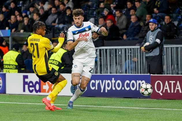 Alan Virginius (BSC Young Boys, 21) und Matteo Ruggeri (Atalanta Bergamo, 22) , Fussball, UEFA Champions League, 5. Spieltag, 2024 2025, Young Boys Bern vs. Atalanta Bergamo, 26.11.2024, Stadion Wankdorf, Bern, Schweiz Bern Stadion Wankdorf Kanton Bern Schweiz Copyright: xGrantxHubbsx