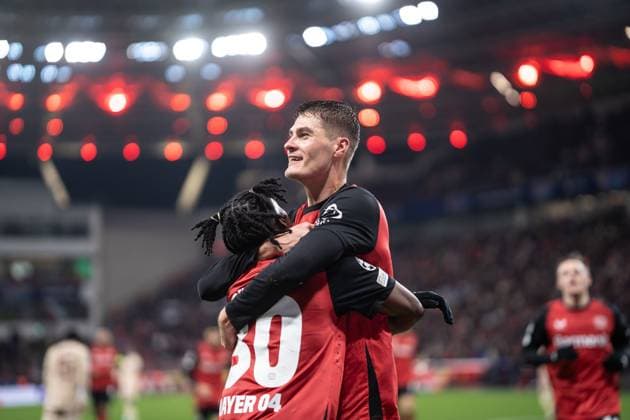 Sport Bilder des Tages GER, UEFA Champions League, Bayer 04 Leverkusen vs FC Salzburg 26.11.2024, BayArena, Leverkusen, GER, UEFA Champions League, Bayer 04 Leverkusen vs FC Salzburg Im Bild: Torjubel Jubel ueber das Tor zum 4:0 durch Patrik Schick (Bayer 04 Leverkusen, 14) Patrik Schick (Bayer 04 Leverkusen, 14) und Jeremie Frimpong (Bayer 04 Leverkusen, 30) nehmen sich in den Arm