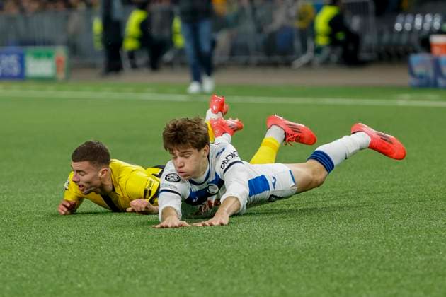 Sport Bilder des Tages Darian Males (BSC Young Boys, 39) und Marco Palestra (Atalanta Bergamo, 27) am Boden , Fussball, UEFA Champions League, 5. Spieltag, 2024 2025, Young Boys Bern vs. Atalanta Bergamo, 26.11.2024, Stadion Wankdorf, Bern, Schweiz Bern Stadion Wankdorf Kanton Bern Schweiz Copyright: xGrantxHubbsx
