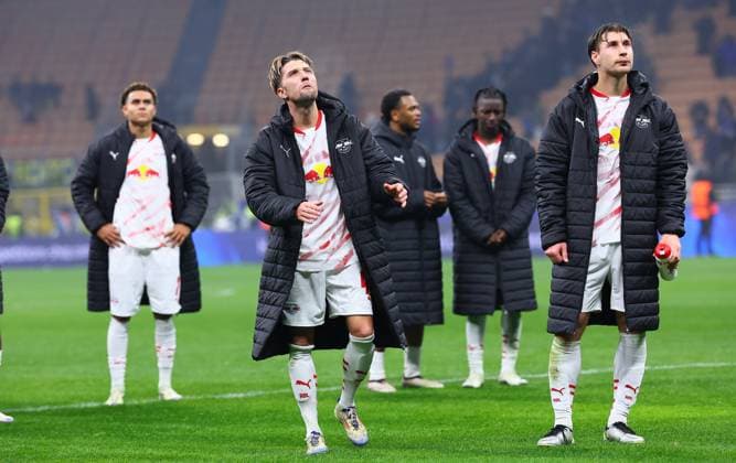 Inter Mailand - RB Leipzig Champions League Leipzig, 26.11.2024, Giuseppe-Meazza-Stadion, Fussball, UEFA Champions League, Spieltag 5 , RB Leipzig vs. FC Inter Mailand 1:0 (1:0) , Im Bild: Enttäuschung bei RB Leipzig nach dem Spiel. Kevin Kampl (44, RB Leipzig), Willi Orban (4, RB Leipzig). ,