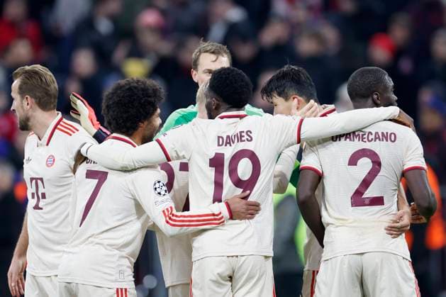 Bild v.l.: Jubel nach dem Sieg gegen Paris, jubelnd, bejubelt, jubelt, jubeln, emotionen, um Min-jae Kim (FC Bayern Muenchen, 3) r. 26.11.2024, Fussball, UEFA Champions League, Bayern Muenchen - Paris St. Germain, GER, Muenchen, Allianz Arena, DFL REGULATIONS PROHIBIT ANY USE OF PHOTOGRAPHS AS IMAGE SEQUENCES AND OR QUASI-VIDEO. Copyright: HMBxMedia xHeikoxBecker