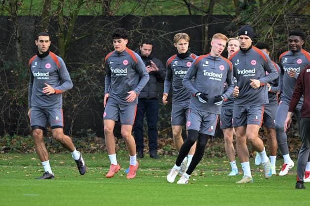 27.11.2024, xsltx, Fussball UEFA Europa League, Eintracht Frankfurt - Training emspor, v.l. Ellyes Skhiri (Eintracht Frankfurt), Krisztian Lisztes (Eintracht Frankfurt), Noah Fenyö U21, U 21 Eintracht Frankfurt), Hugo Larsson (Eintracht Frankfurt), Oscar Hojlund (Eintracht Frankfurt), Igor Matanovic (Eintracht Frankfurt), Junior Dina Ebimbe (Eintracht Frankfurt) (DFL DFB REGULATIONS PROHIBIT ANY USE OF PHOTOGRAPHS as IMAGE SEQUENCES and or QUASI-VIDEO)