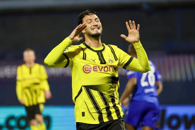 Ramy Bensebaini (Borussia Dortmund) schaut enttaeuscht, UEFA Champions League 2024 25 League Phase MD5, GNK Dinamo v Borussia Dortmund, Stadion Maksimir am 27. November 2024 in Zagreb, Kroatien. (Foto von Marco Steinbrenner DeFodi Images) Ramy Bensebaini (Borussia Dortmund) looks dejected, UEFA Champions League 2024 25 League Phase MD5, GNK Dinamo v Borussia Dortmund, Stadion Maksimir, November 27, 2024 in Zagreb, Croatia. (Photo by Marco Steinbrenner DeFodi Images) Defodi-700_zagreb_bvb_20241127_042A