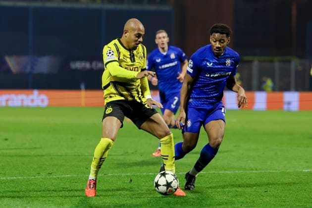 Donyell Malen (Borussia Dortmund) und Ronael Pierre-Gabriel (GNK Dinamo) kaempfen um den Ball, UEFA Champions League 2024 25 League Phase MD5, GNK Dinamo v Borussia Dortmund, Stadion Maksimir am 27. November 2024 in Zagreb, Kroatien. (Foto von Marco Steinbrenner DeFodi Images) Donyell Malen (Borussia Dortmund) und Ronael Pierre-Gabriel (GNK Dinamo) battle for the ball, UEFA Champions League 2024 25 League Phase MD5, GNK Dinamo v Borussia Dortmund, Stadion Maksimir, November 27, 2024 in Zagreb, Croatia. (Photo by Marco Steinbrenner DeFodi Images) Defodi-700_zagreb_bvb_20241127_044