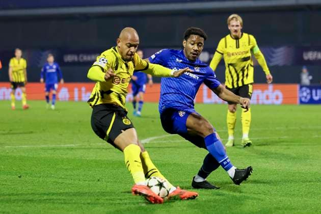 Donyell Malen (Borussia Dortmund) und Ronael Pierre-Gabriel (GNK Dinamo) kaempfen um den Ball, UEFA Champions League 2024 25 League Phase MD5, GNK Dinamo v Borussia Dortmund, Stadion Maksimir am 27. November 2024 in Zagreb, Kroatien. (Foto von Marco Steinbrenner DeFodi Images) Donyell Malen (Borussia Dortmund) und Ronael Pierre-Gabriel (GNK Dinamo) battle for the ball, UEFA Champions League 2024 25 League Phase MD5, GNK Dinamo v Borussia Dortmund, Stadion Maksimir, November 27, 2024 in Zagreb, Croatia. (Photo by Marco Steinbrenner DeFodi Images) Defodi-700_zagreb_bvb_20241127_048