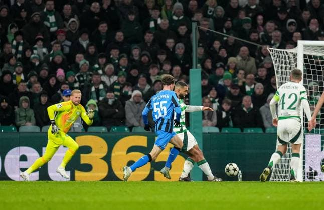 Cameron Carter-Vickers of Celtic scores an own goal to give Club Brugge a 0-1 lead. Celtic v Club Brugge, UEFA Champions League, Group Stage, Football, Celtic Park, Glasgow, Scotland, UK - 27 Nov 2024 EDITORIAL USE ONLY No use with unauthorised audio, video, data, fixture lists, club league logos or live services. Online in-match use limited to 120 images, no video emulation. No use in betting, games or single club league player publications. Copyright: xStuartxWallace Shutterstockx 14945035as