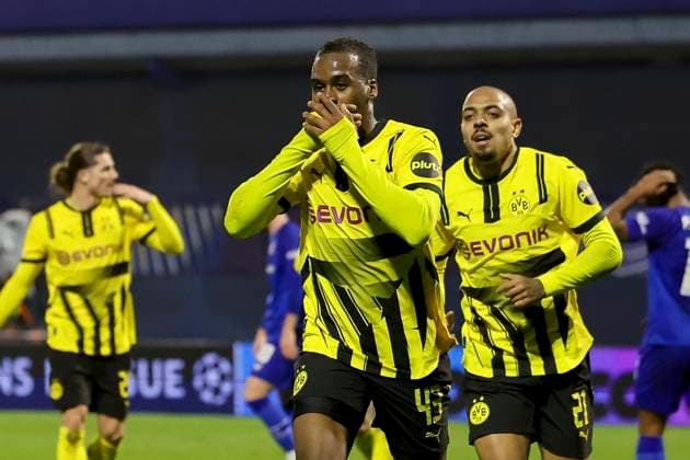 Jamie Gittens (Borussia Dortmund) bejubelt seinen Treffer zum 0:1, UEFA Champions League 2024 25 League Phase MD5, GNK Dinamo v Borussia Dortmund, Stadion Maksimir am 27. November 2024 in Zagreb, Kroatien. (Foto von Marco Steinbrenner DeFodi Images) Jamie Gittens (Borussia Dortmund) celebrates after scoring his teams first goal, UEFA Champions League 2024 25 League Phase MD5, GNK Dinamo v Borussia Dortmund, Stadion Maksimir, November 27, 2024 in Zagreb, Croatia. (Photo by Marco Steinbrenner DeFodi Images) Defodi-700_zagreb_bvb_20241127_058A