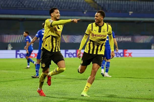 Ramy Bensebaini (Borussia Dortmund) bejubelt seinen Treffer zum 0:2 mit Felix Nmecha (Borussia Dortmund), UEFA Champions League 2024 25 League Phase MD5, GNK Dinamo v Borussia Dortmund, Stadion Maksimir am 27. November 2024 in Zagreb, Kroatien. (Foto von Marco Steinbrenner DeFodi Images) Ramy Bensebaini (Borussia Dortmund) celebrates after scoring his teams second goal with Felix Nmecha (Borussia Dortmund), UEFA Champions League 2024 25 League Phase MD5, GNK Dinamo v Borussia Dortmund, Stadion Maksimir, November 27, 2024 in Zagreb, Croatia. (Photo by Marco Steinbrenner DeFodi Images) Defodi-700_zagreb_bvb_20241127_067