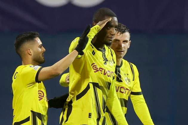 Serhou Guirassy (Borussia Dortmund) bejubelt seinen Treffer mit den Teamkollegen, UEFA Champions League 2024 25 League Phase MD5, GNK Dinamo v Borussia Dortmund, Stadion Maksimir am 27. November 2024 in Zagreb, Kroatien. (Foto von Marco Steinbrenner DeFodi Images) Serhou Guirassy (Borussia Dortmund) celebrates his goal with teammates, UEFA Champions League 2024 25 League Phase MD5, GNK Dinamo v Borussia Dortmund, Stadion Maksimir, November 27, 2024 in Zagreb, Croatia. (Photo by Marco Steinbrenner DeFodi Images) Defodi-700_zagreb_bvb_20241127_086