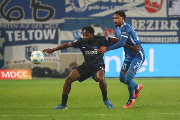29.11.2024, xgox, Fussball 2. Bundesliga, 1. FC Magdeburg - Hertha BSC Berlin emspor, v.l. Deyovaisio Zeefuik (Hertha, 42), Xavier Amaechi (Magdeburg, 20) Zweikampf, Duell, Kampf, tackle (DFL DFB REGULATIONS PROHIBIT ANY USE OF PHOTOGRAPHS as IMAGE SEQUENCES and or QUASI-VIDEO) Magdeburg
