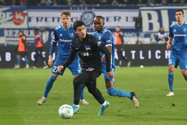 29.11.2024, xgox, Fussball 2. Bundesliga, 1. FC Magdeburg - Hertha BSC Berlin emspor, v.l. Ibrahim Maza (Hertha, 10), Silas Gnaka (Magdeburg, 25) Zweikampf, Duell, Kampf, tackle (DFL DFB REGULATIONS PROHIBIT ANY USE OF PHOTOGRAPHS as IMAGE SEQUENCES and or QUASI-VIDEO) Magdeburg