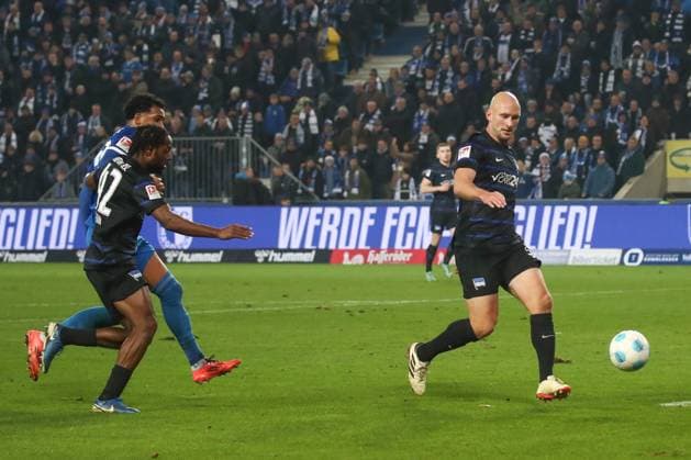 29.11.2024, xgox, Fussball 2. Bundesliga, 1. FC Magdeburg - Hertha BSC Berlin emspor, v.l. Xavier Amaechi (Magdeburg, 20), Deyovaisio Zeefuik (Hertha, 42), Toni Leistner (Hertha, 37) schiesst den Ball aufs Tor, Torschuss, Schuss (DFL DFB REGULATIONS PROHIBIT ANY USE OF PHOTOGRAPHS as IMAGE SEQUENCES and or QUASI-VIDEO) Magdeburg