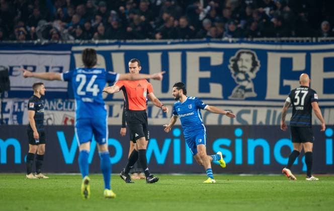 Fussball, Herren, Saison 2024 2025, 2. Bundesliga (14. Spieltag), 1. FC Magdeburg - Hertha BSC, v. l. Jean Hugonet (1. FC Magdeburg), Mohammed El Hankouri (1. FC Magdeburg), Jubel nach Tor zum 1:0, Toni Leistner (Hertha BSC), 29.11. 2024,