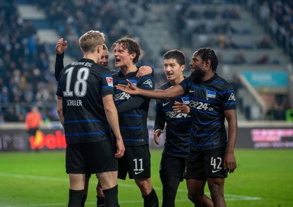 Fussball, Herren, Saison 2024 2025, 2. Bundesliga (14. Spieltag), 1. FC Magdeburg - Hertha BSC, v. l. Luca Schuler (Hertha BSC), Fabian Reese (Hertha BSC), Ibrahim Maza (Hertha BSC), Deyovaisio Zeefuik (Hertha BSC), Jubel nach Tor zum 1:3, 29.11. 2024,