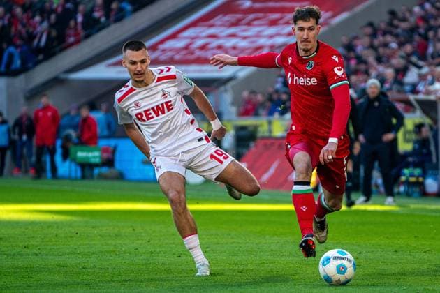 Phil Neumann (Hannover 96, 05) und Tim Lemperle (1. FC Koeln, 19) 1. FC Koeln vs. Hannover 96, Fussball, 2. Bundesliga, 14. Spieltag, Saison 2024 2025, 30.11.2024 1. FC Koeln vs. Hannover 96, Fussball, 2. Bundesliga, 14. Spieltag, Saison 2024 2025, 30.11.2024 Koeln