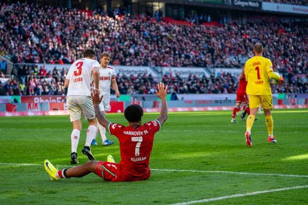 Jessic Ngankam (Hannover 96, 07) fordert einen Pfiff 1. FC Koeln vs. Hannover 96, Fussball, 2. Bundesliga, 14. Spieltag, Saison 2024 2025, 30.11.2024 1. FC Koeln vs. Hannover 96, Fussball, 2. Bundesliga, 14. Spieltag, Saison 2024 2025, 30.11.2024 Koeln