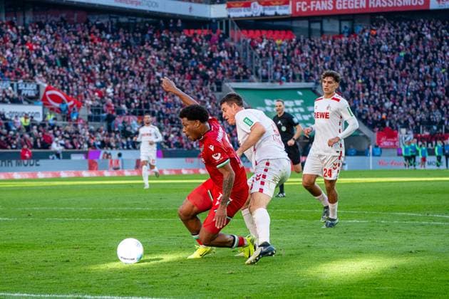 Jessic Ngankam (Hannover 96, 07) geht im Strafraum zu Boden 1. FC Koeln vs. Hannover 96, Fussball, 2. Bundesliga, 14. Spieltag, Saison 2024 2025, 30.11.2024 1. FC Koeln vs. Hannover 96, Fussball, 2. Bundesliga, 14. Spieltag, Saison 2024 2025, 30.11.2024 Koeln