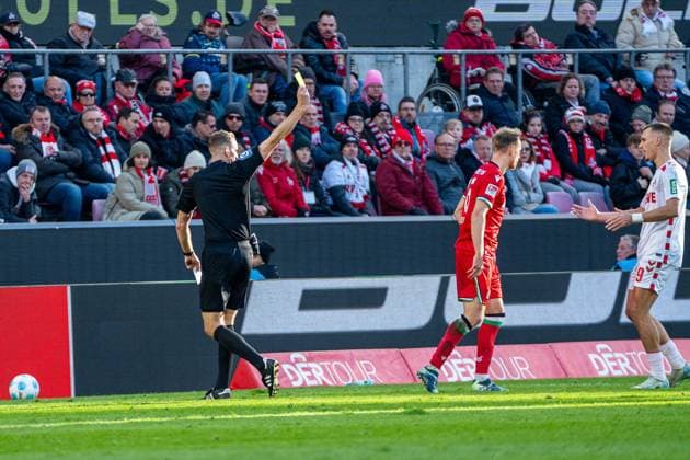 Schiedsrichter Soeren Storks zeigt die gelbe Karte 1. FC Koeln vs. Hannover 96, Fussball, 2. Bundesliga, 14. Spieltag, Saison 2024 2025, 30.11.2024 1. FC Koeln vs. Hannover 96, Fussball, 2. Bundesliga, 14. Spieltag, Saison 2024 2025, 30.11.2024 Koeln