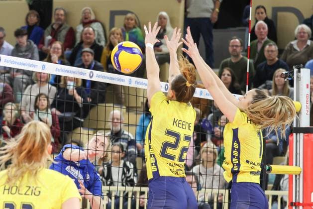 30.11.2024, xusrbx, Volleyball 1.Bundesliga Damen, VC Wiesbaden - SSC Palmberg Schwerin emspor, v.l. Tanja Grosser (VC Wiesbaden, 4), Jaeliyn Keene (SSC Palmberg Schwerin, 22), Karla Antunovic (SSC Palmberg Schwerin, 1), (DFL DFB REGULATIONS PROHIBIT ANY USE OF PHOTOGRAPHS as IMAGE SEQUENCES and or QUASI-VIDEO) Wiesbaden