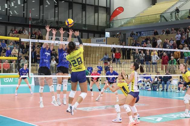 30.11.2024, xusrbx, Volleyball 1.Bundesliga Damen, VC Wiesbaden - SSC Palmberg Schwerin emspor, v.l. Adirana Welna (VC Wiesbaden, 7), Jonna Wasserfaller (VC Wiesbaden, 14), Pimpichaya Beem Kokeam (SSC Palmberg Schwerin, 28), (DFL DFB REGULATIONS PROHIBIT ANY USE OF PHOTOGRAPHS as IMAGE SEQUENCES and or QUASI-VIDEO) Wiesbaden