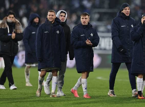 30.11.2024, xdcx, Fussball 2. Bundesliga, SV Darmstadt 98 - SC Preußen Münster, emonline, emspor, despor, v.l., Fabian Nürnberger (SV Darmstadt 98), Luca Marseiler (SV Darmstadt 98) bedankt sich bei den Fans, bedanken, Dank, Mannschaft nach dem Spiel, after the match, bedankt sich bei den Fans, applauds the fans DFL DFB REGULATIONS PROHIBIT ANY USE OF PHOTOGRAPHS AS IMAGE SEQUENCES AND OR QUASI-VIDEO.